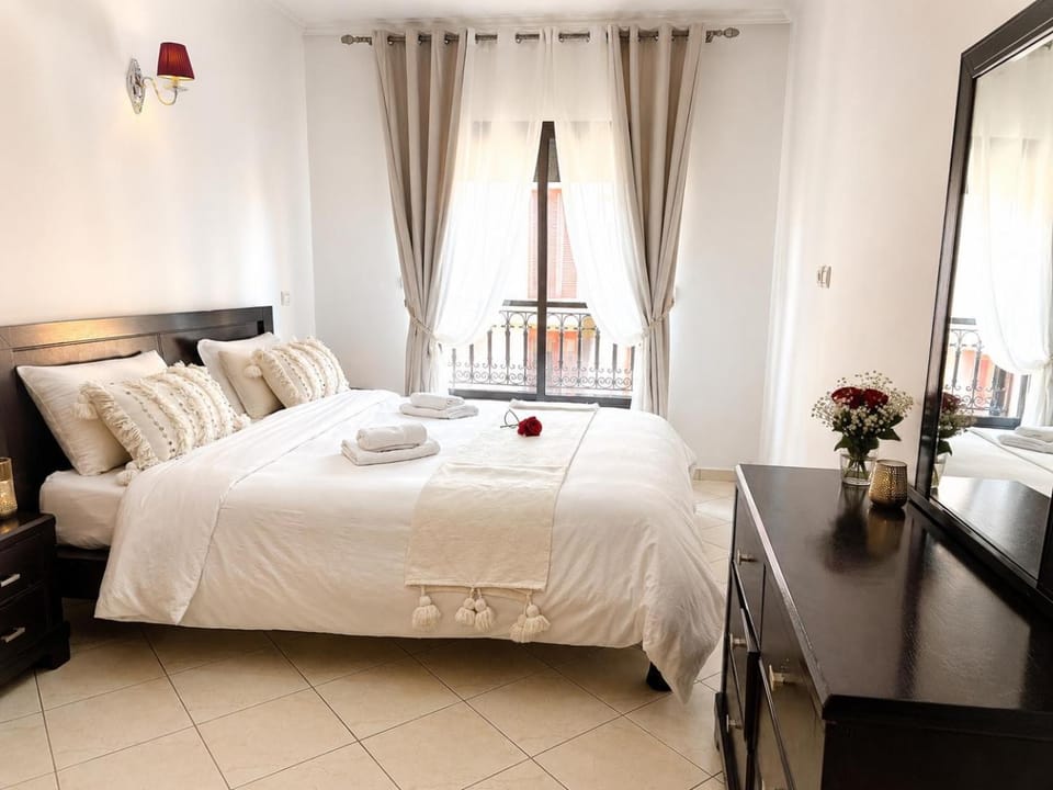 Magnifique Appartement spacieux confort propre familial 2 chambres salon et salle a manger a 20mn a pied de place jemaa el fina 4 piscines dans espace de Golf a 12 mn en voitures l entree est gratuit pour la clientele ouvert entre 10h et 20h Apartment in Marrakesh