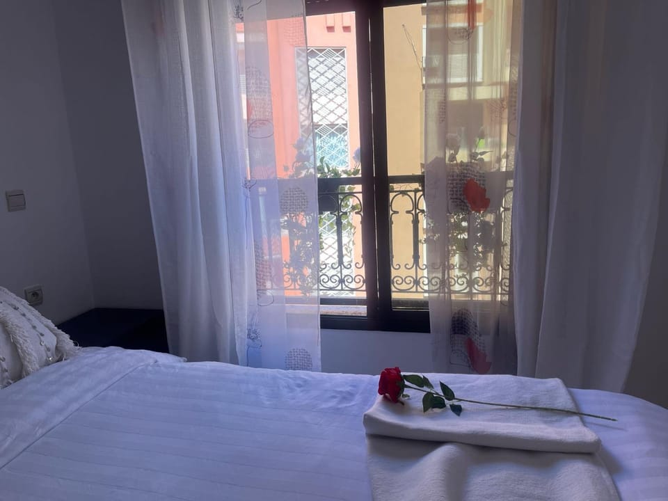 Magnifique Appartement spacieux confort propre familial 2 chambres salon et salle a manger a 20mn a pied de place jemaa el fina 4 piscines dans espace de Golf a 12 mn en voitures l entree est gratuit pour la clientele ouvert entre 10h et 20h Apartment in Marrakesh