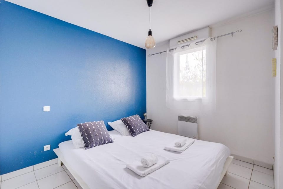 Bed, Bedroom, towels