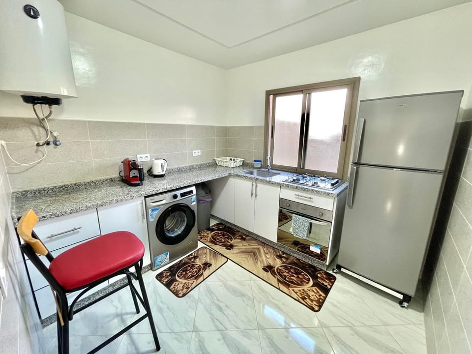 Kitchen or kitchenette, oven, washing machine