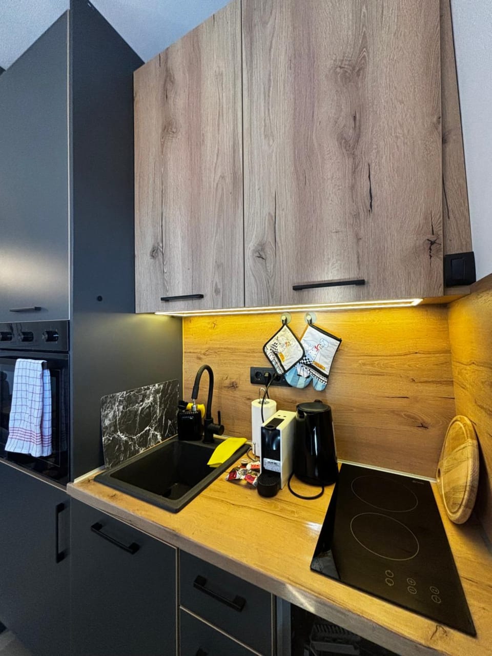 Coffee/tea facilities, Kitchen or kitchenette, stove