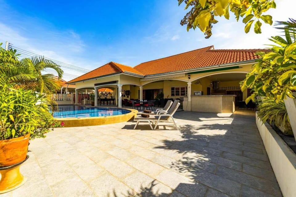 3 Bedroom Pool Villa Close to City Center! S102 Villa in Nong Kae
