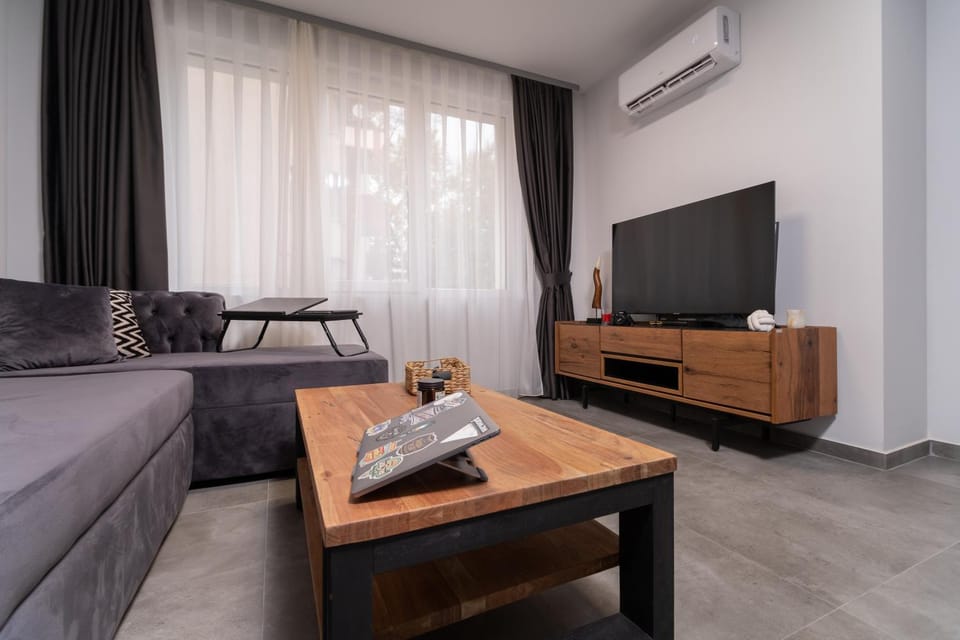 Communal lounge/ TV room, Bed, TV and multimedia, Living room, Photo of the whole room, Seating area, Evening entertainment, air conditioner