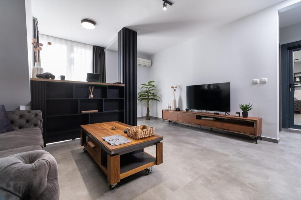 Communal lounge/ TV room, TV and multimedia, Living room, Seating area, Evening entertainment