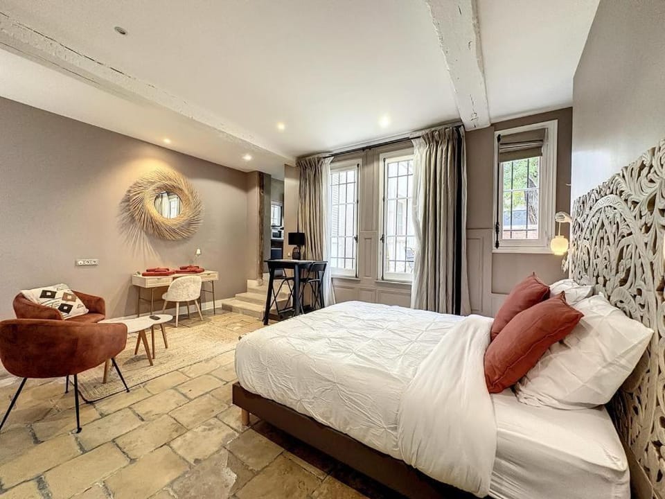 Bed, Living room, Photo of the whole room, Seating area, Bedroom