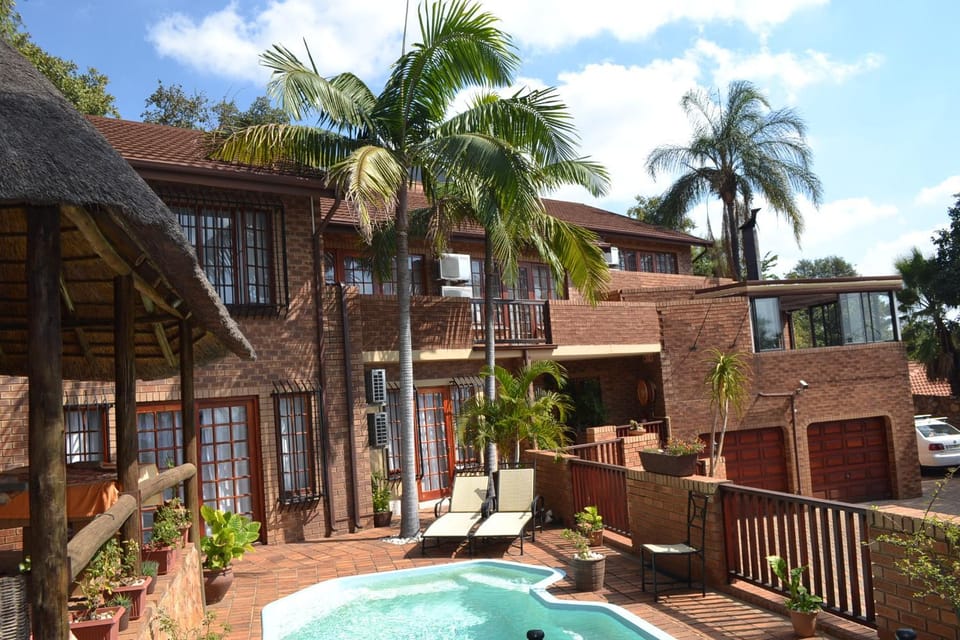 Property building, Day, Pool view, Swimming pool, sunbed