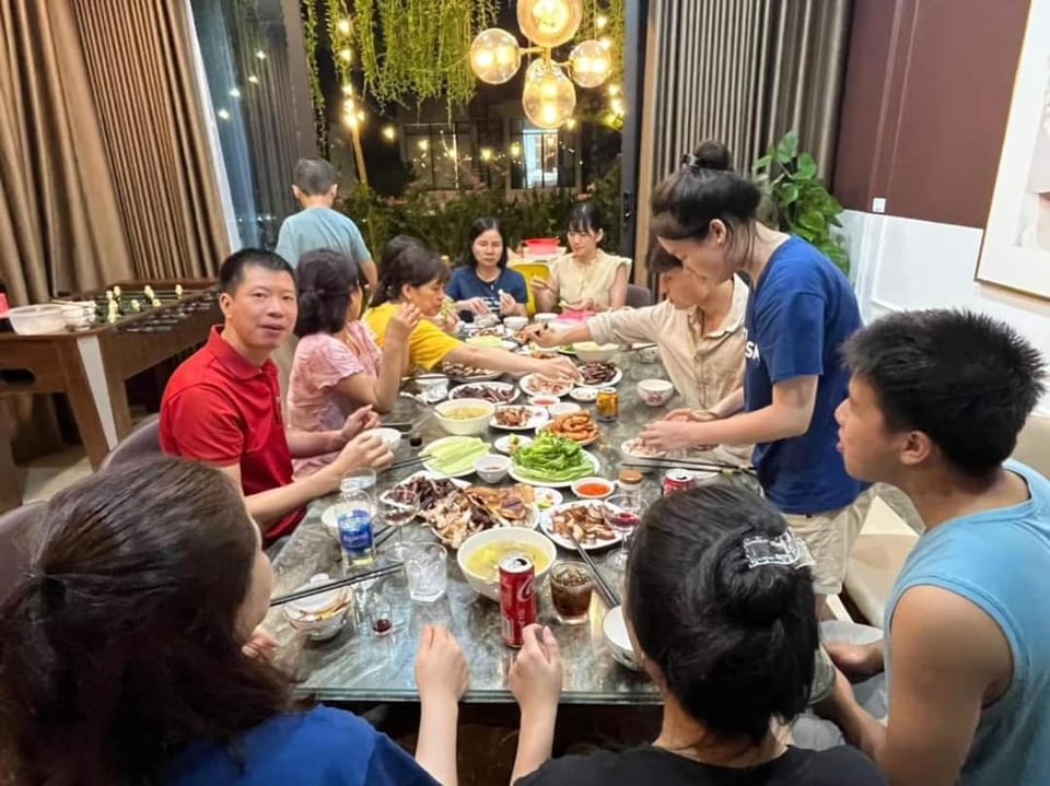 People, Food and drinks, Banquet/Function facilities, Food, Dinner, Drinks, children, group of guests, Family