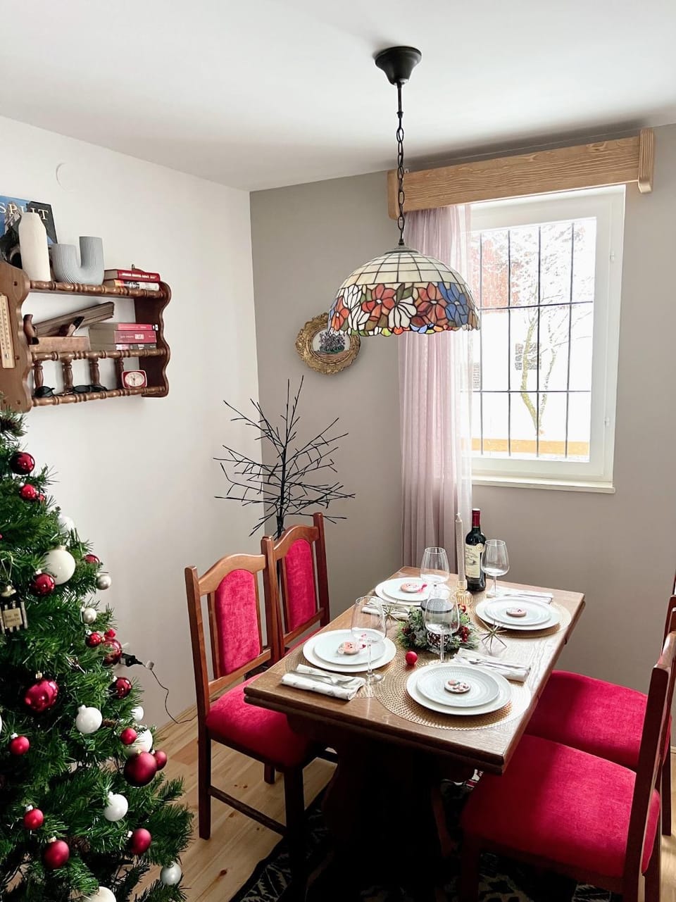 Living room, Food and drinks, Decorative detail, Seating area, Dining area, Food