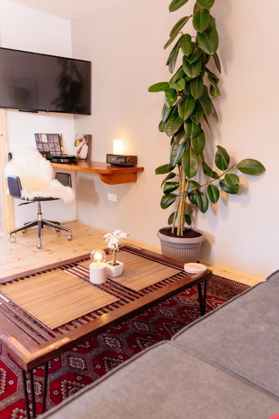 Place of worship, TV and multimedia, Living room, Decorative detail, Seating area