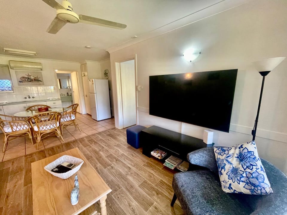 Kitchen or kitchenette, Living room, Seating area, Dining area, Evening entertainment, air conditioner