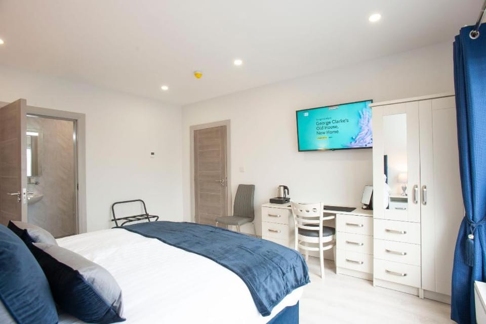 Bed, TV and multimedia, Bedroom