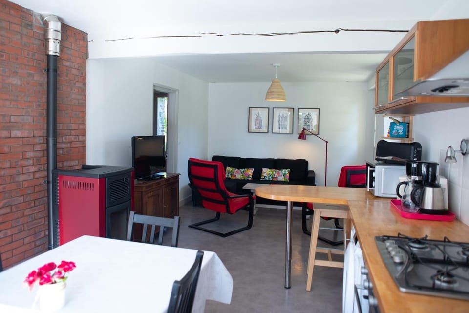 Kitchen or kitchenette, Seating area, Dining area