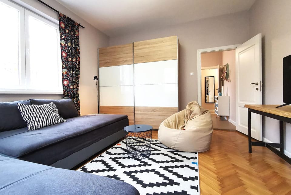 Communal lounge/ TV room, Bed, TV and multimedia, Living room, Photo of the whole room, Seating area, Evening entertainment, Bedroom