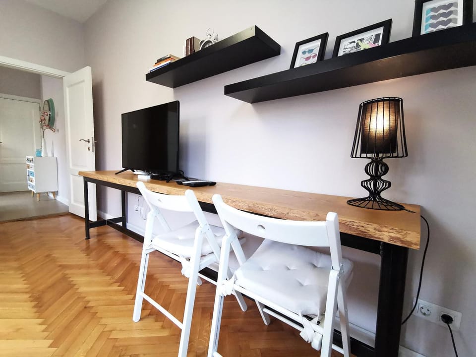 Communal lounge/ TV room, TV and multimedia, Living room, Seating area, Dining area, Evening entertainment