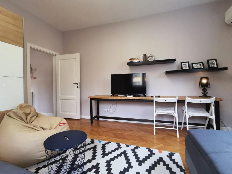Communal lounge/ TV room, Bed, TV and multimedia, Living room, Photo of the whole room, Seating area, Evening entertainment, Bedroom, hair dresser