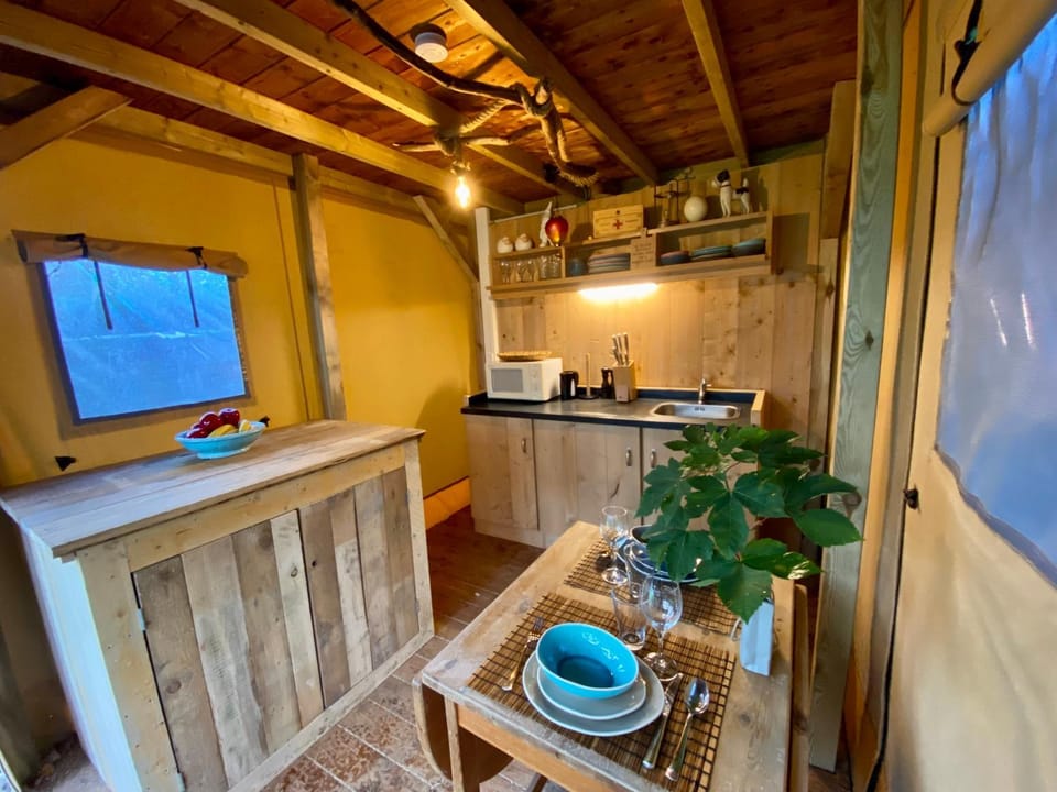 Dining area, kitchen