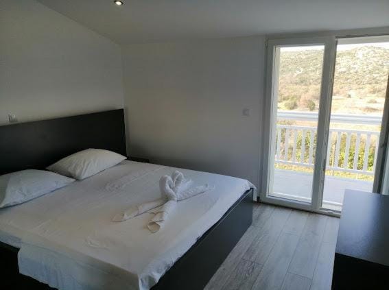 Bed, Natural landscape, Photo of the whole room, Bedroom