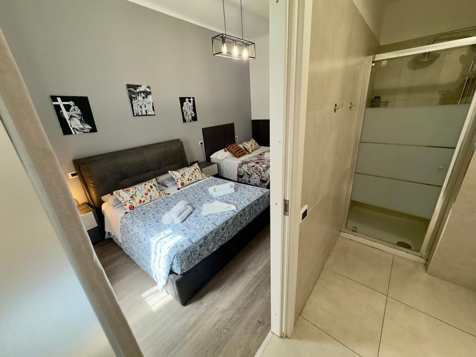 Bed, Photo of the whole room, Bedroom, towels