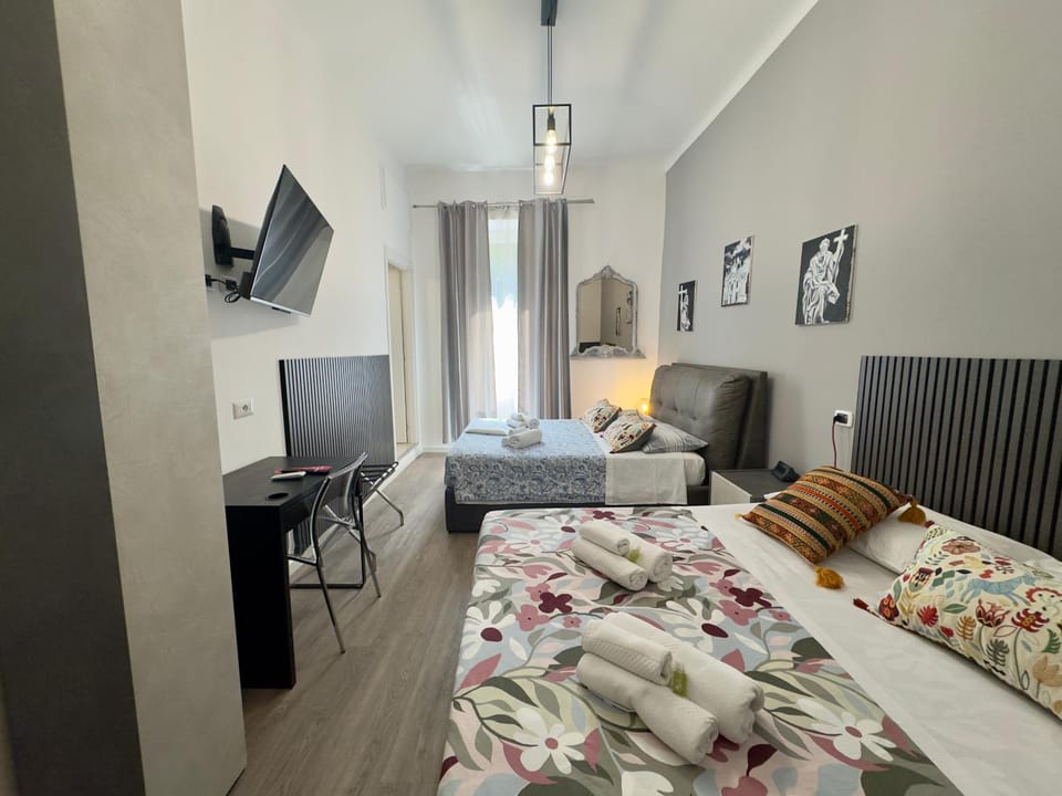 Bed, TV and multimedia, Bedroom, towels