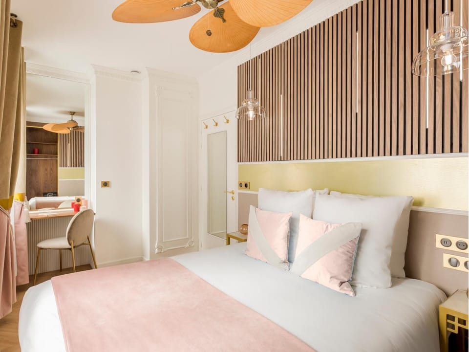 Bed, Photo of the whole room, Seating area, Bedroom