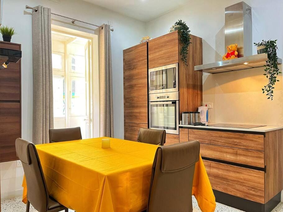 Kitchen or kitchenette, Dining area, minibar, pet friendly
