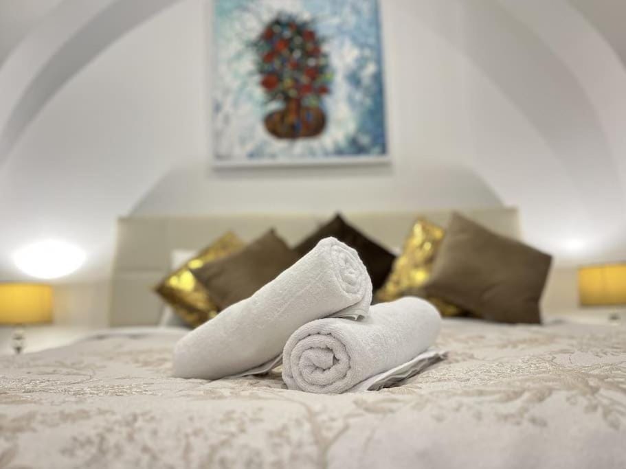 Bed, Bedroom, towels