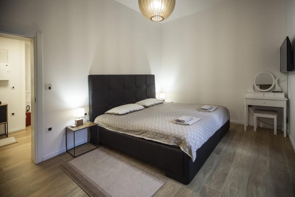 Bed, TV and multimedia, Bedroom