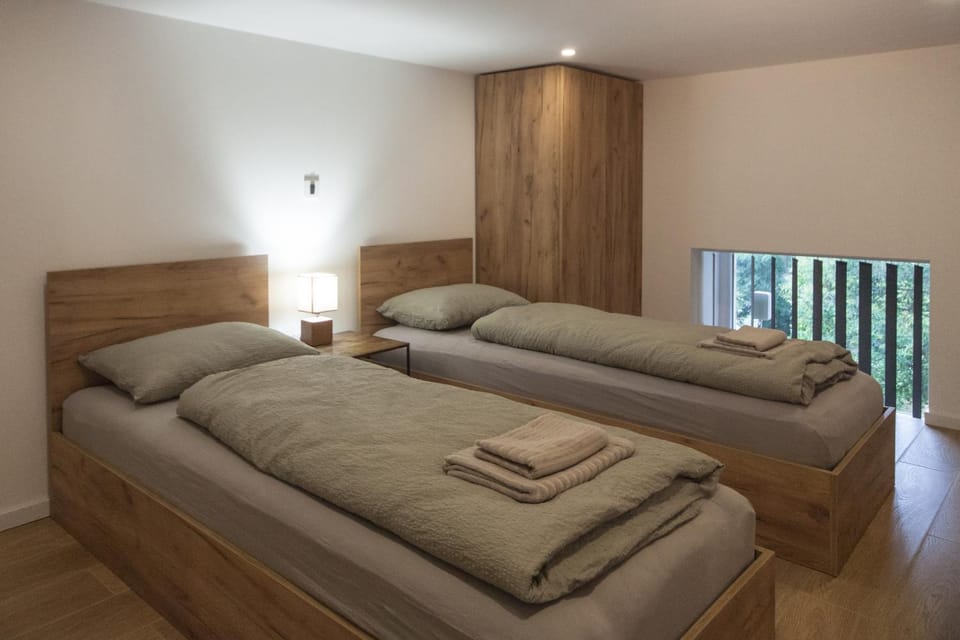 Bed, Bedroom, towels
