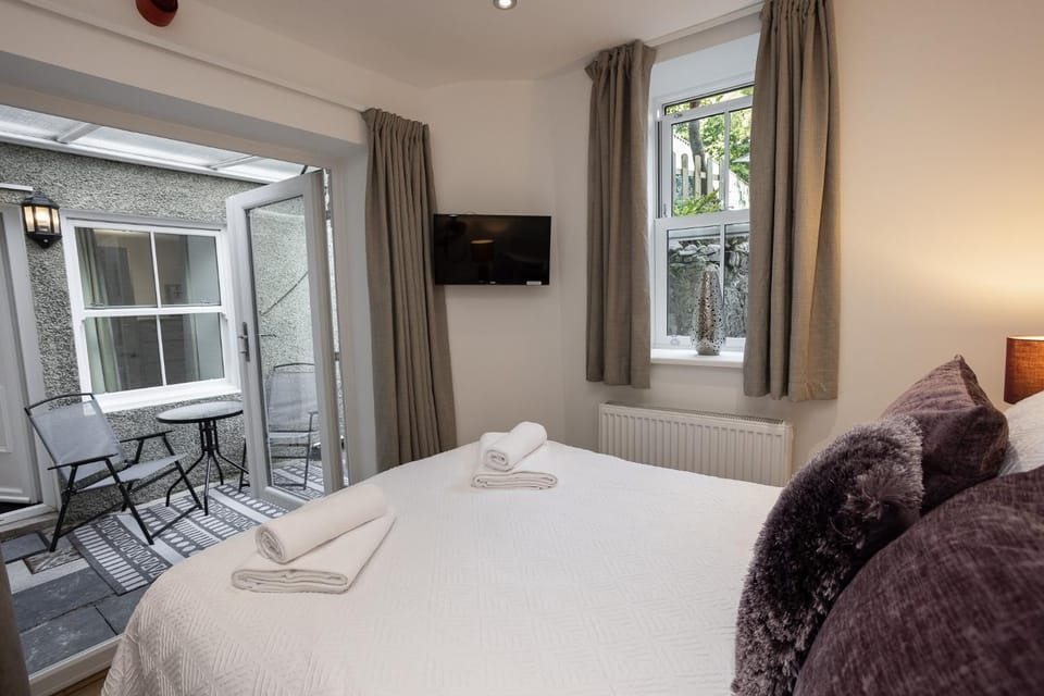 Bed, TV and multimedia, Seating area, Bedroom, towels