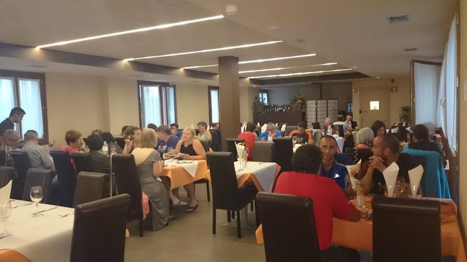 Restaurant/places to eat, group of guests