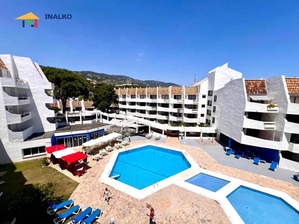 Property building, Day, Natural landscape, Mountain view, Pool view, Swimming pool, sunbed