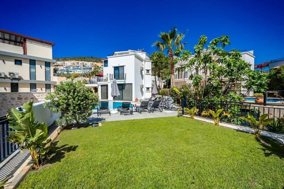 Spacious centrally located 4-bedroom villa with sea views and pool heating Villa in Kalkan Belediyesi