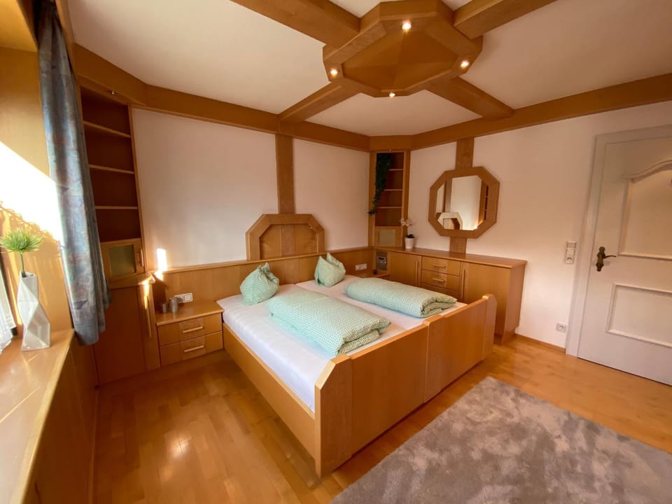 Bedroom, Mountain view