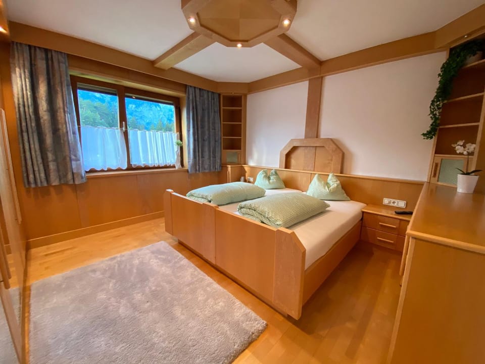 Bedroom, Mountain view
