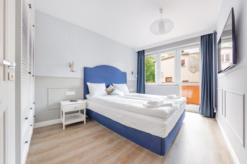 Bed, TV and multimedia, Bedroom