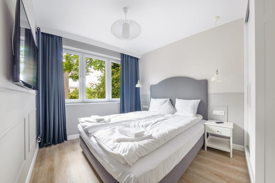 Bed, TV and multimedia, Bedroom