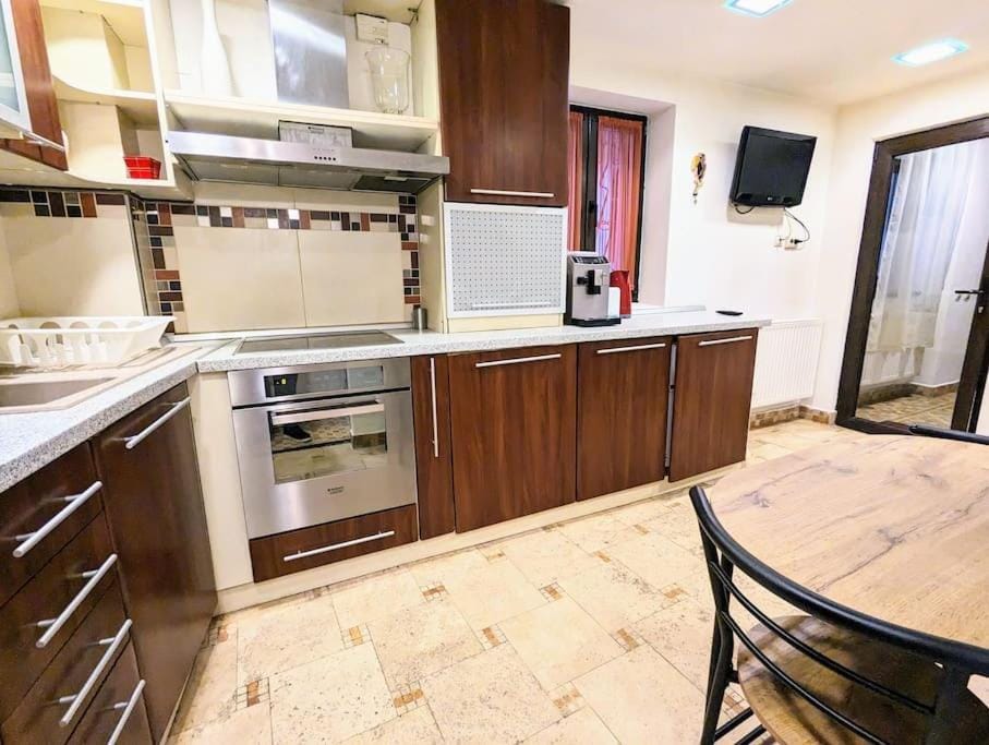Kitchen or kitchenette, Dining area, pet friendly, stove, toaster