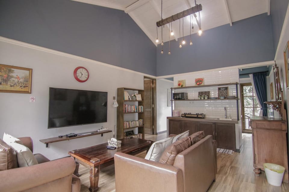 Harvest Mountain Farm Guesthouse Villa in Cisarua