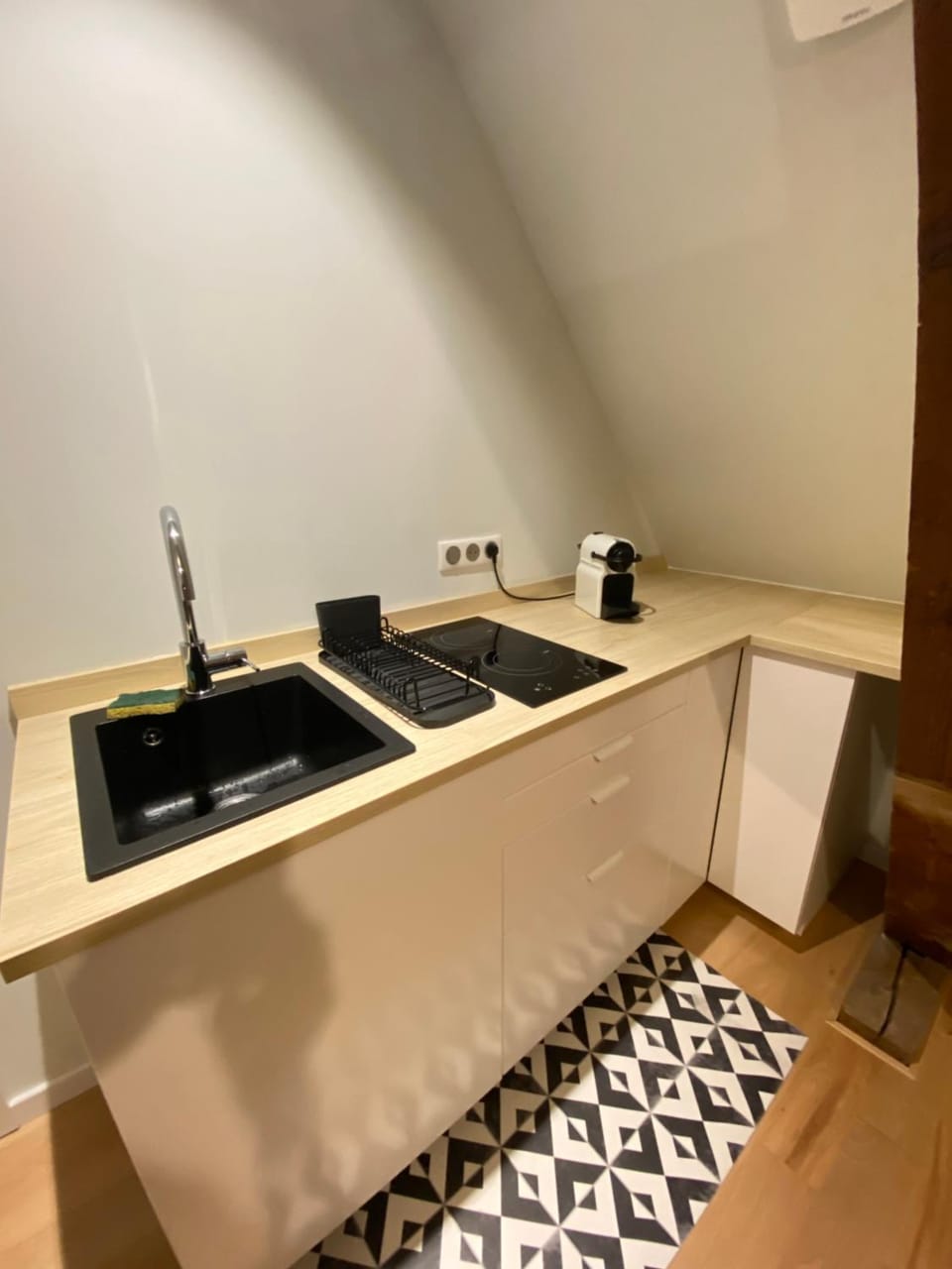 Kitchen or kitchenette, minibar, stove