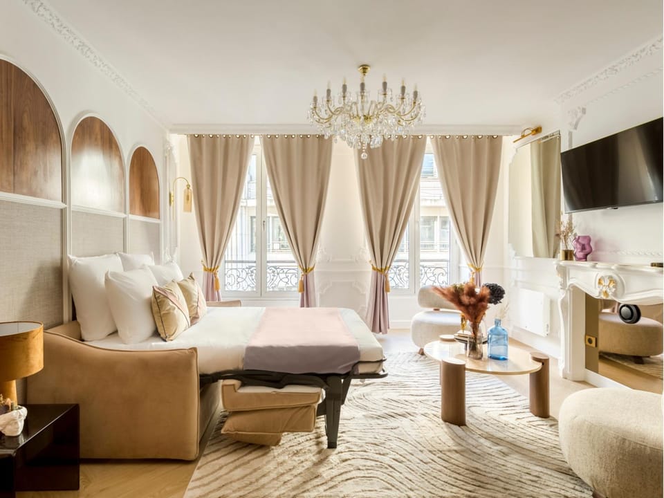 Bed, TV and multimedia, Living room
