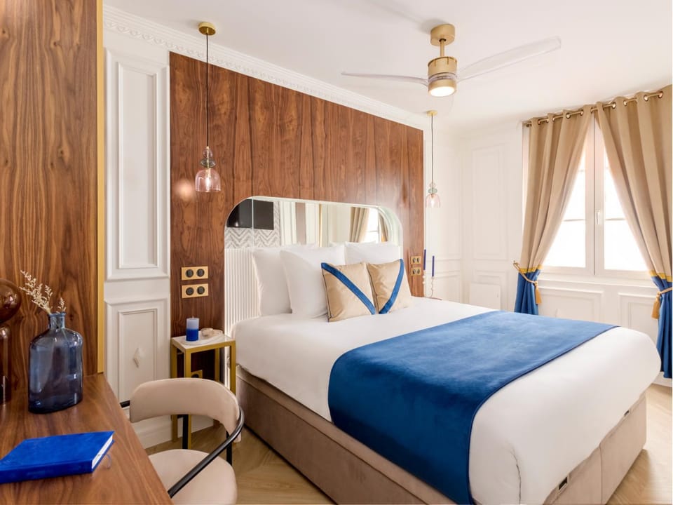 Bed, TV and multimedia, Photo of the whole room, Seating area, Bedroom