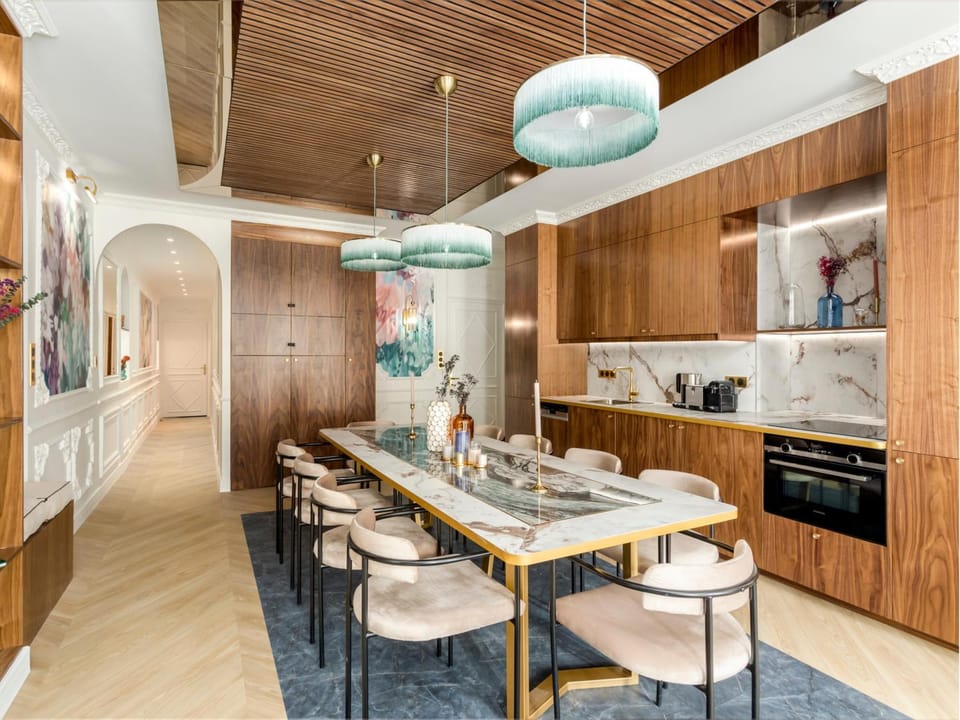 Kitchen or kitchenette, Dining area