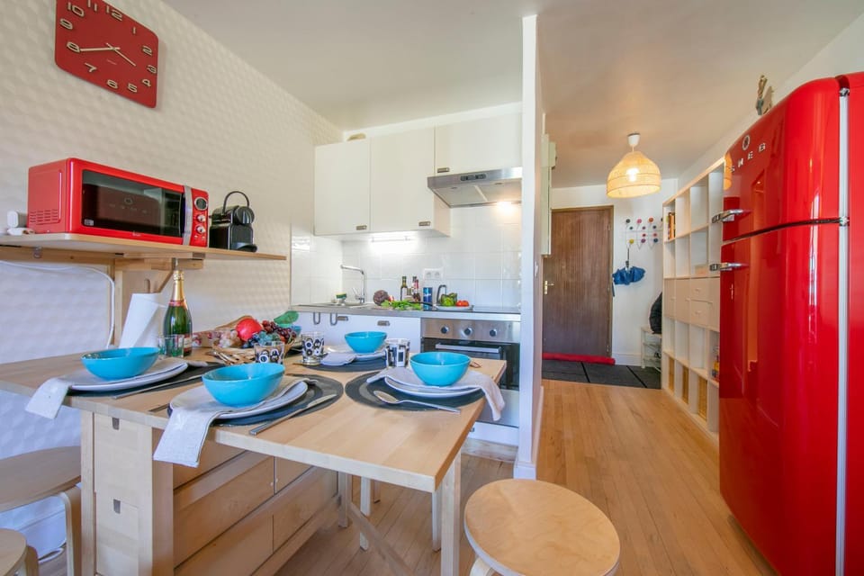 Kitchen or kitchenette, Dining area