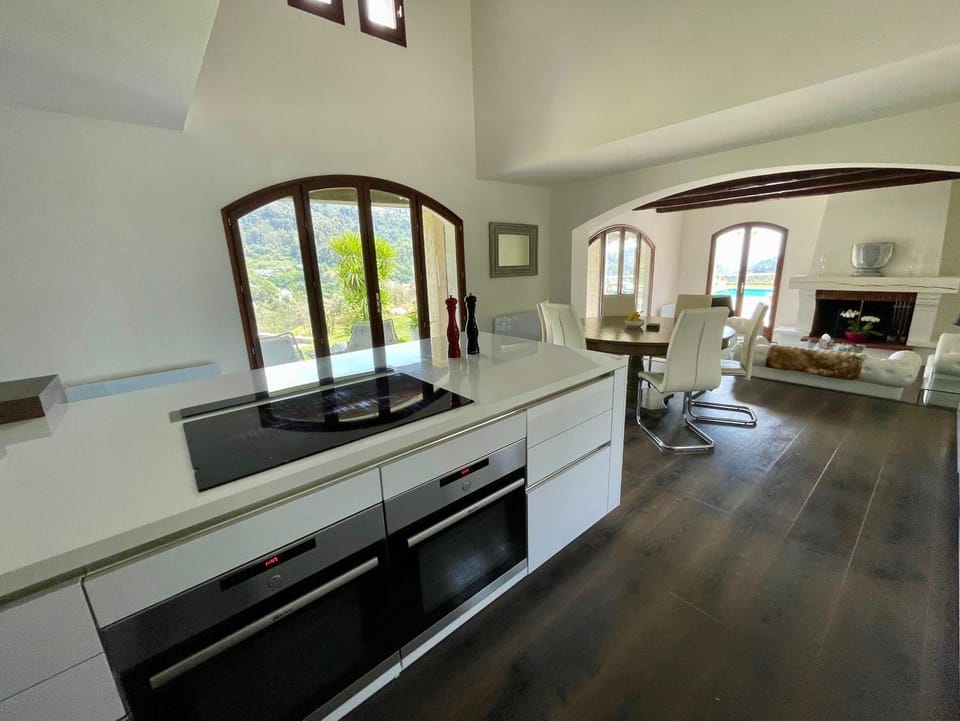 View (from property/room), Dining area, oven, kitchen