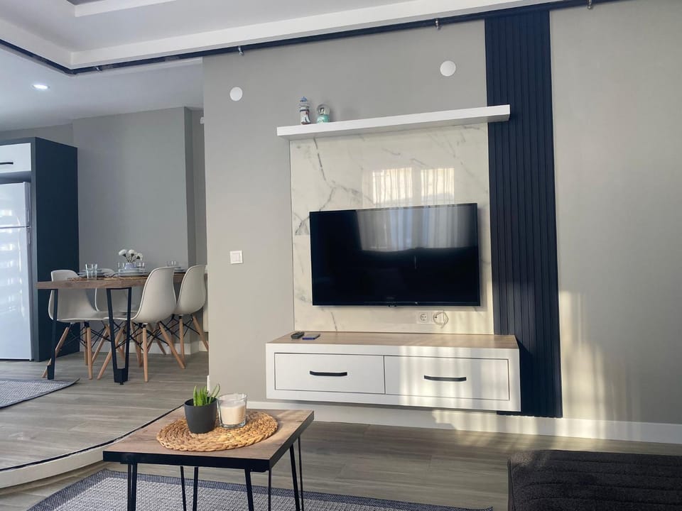 Communal lounge/ TV room, TV and multimedia, Living room, Dining area