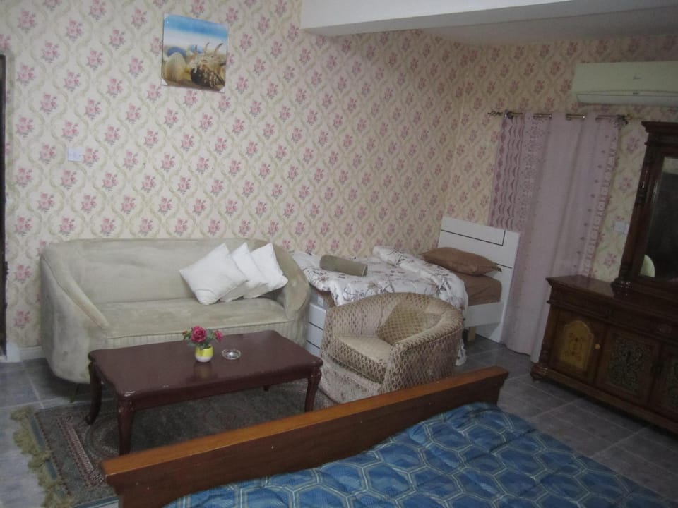 Bed, Photo of the whole room, Seating area, Bedroom, towels