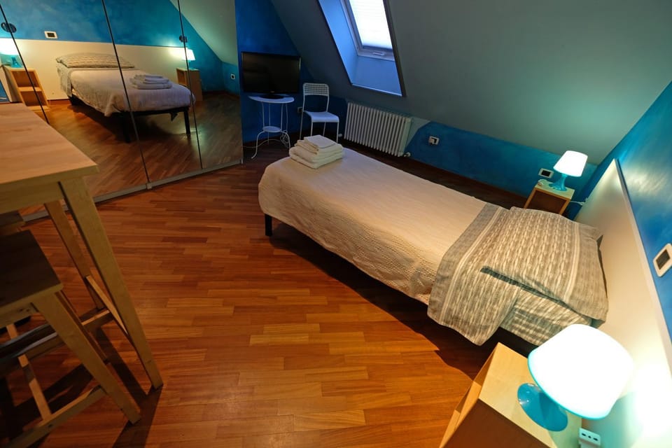 Bed, TV and multimedia, Photo of the whole room, Bedroom