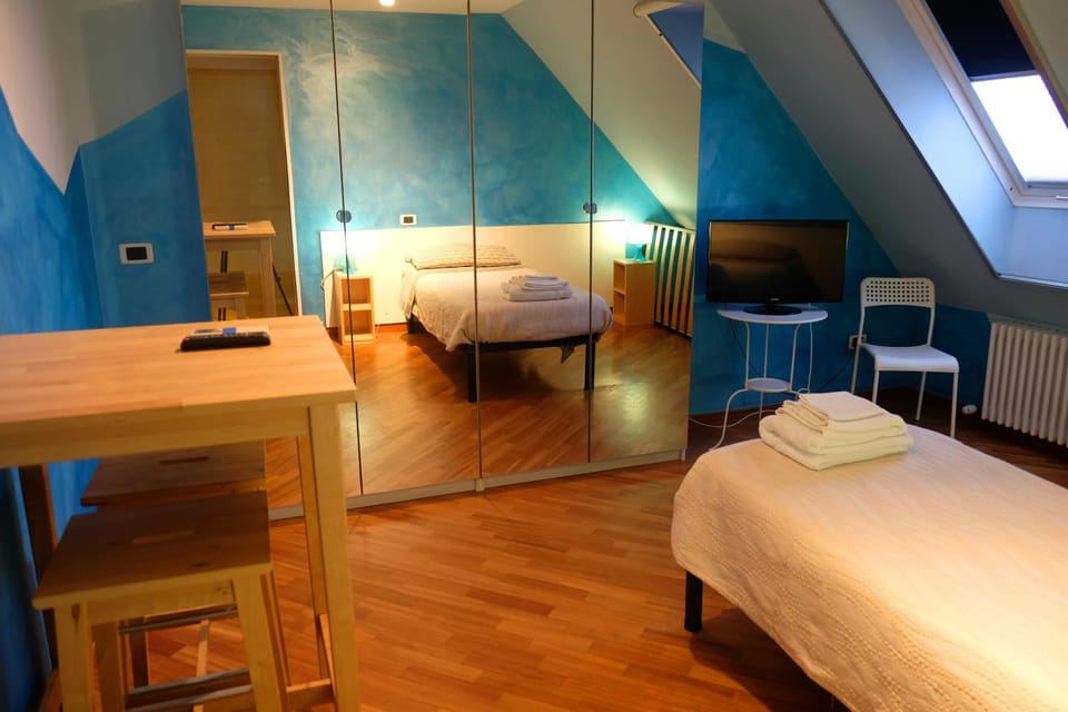 Bed, TV and multimedia, Photo of the whole room, Bedroom