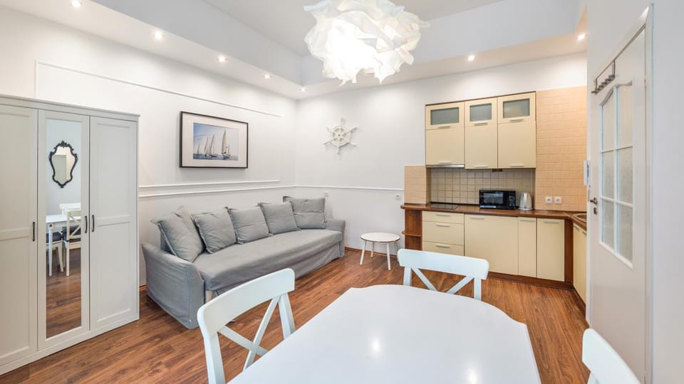 Kitchen or kitchenette, Living room, Seating area, Dining area