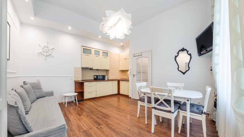 TV and multimedia, Kitchen or kitchenette, Living room, Seating area, Dining area